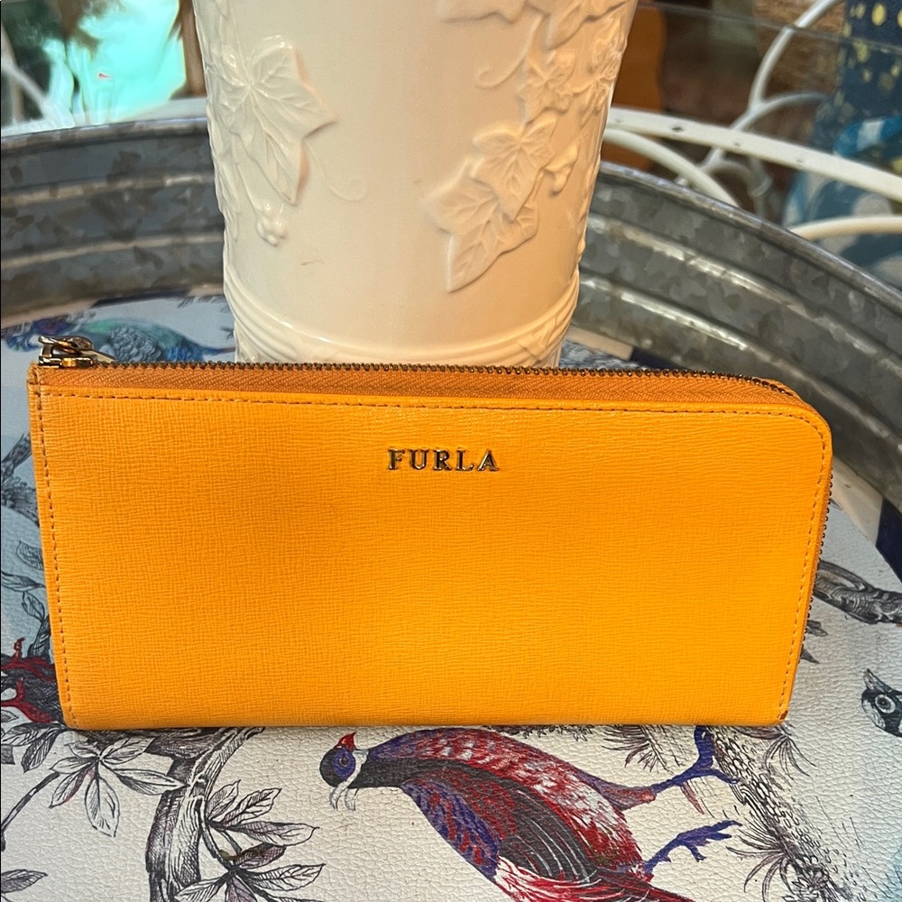 Furla Vibrant Yellow Long Zip Wallet ❣️ you can attach a fashion chain.
